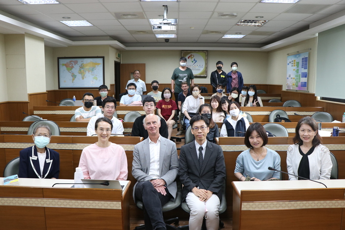 現場大合照。第一排由左至右分別為政治所王群洋老師、歐盟中心李明軒主任、講者Peter Chase、政治所劉正山所長、政經系辛翠玲老師、亞太所陳珮芬老師，後方有政治所黃韋豪老師 (第二排左一)、政經系陳若蘭老師(第三排中間白襯衫者)，與政治所、亞太所碩博班學生。圖片