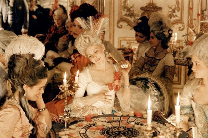 電影《Marie Antoinette》的劇照，複製出法王路易十四年代奢華至極的凡爾賽宮。