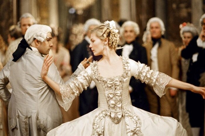 電影《Marie Antoinette》的劇照，從中可看出法王路易十四年代好大喜功的戲劇形式與風格。