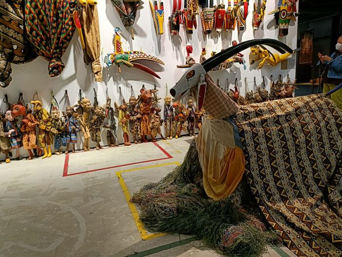 本屆卡塞爾文獻展西非馬利操偶師Yaya Coulibaly的偶戲牆，滿牆的神話人物造型及其傳說帶來不同的宇宙觀。圖片