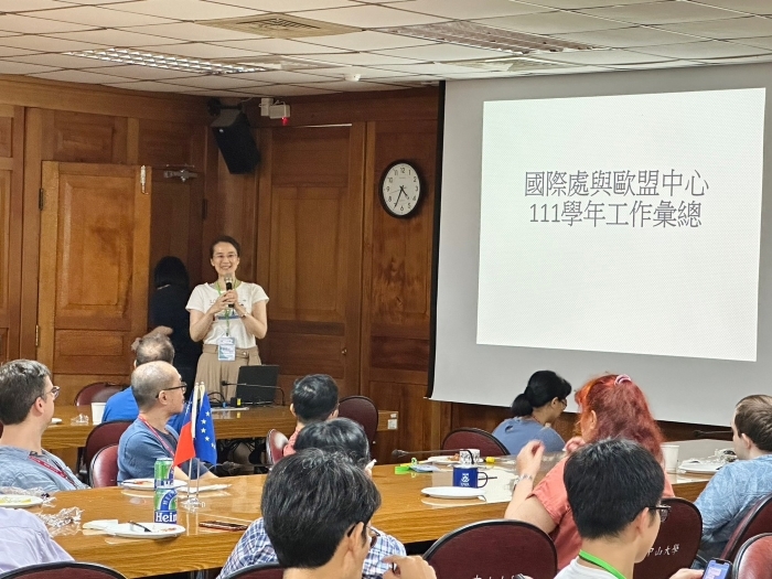 交流會開始,由歐盟中心主任李明軒老師(站立者)簡報工作成果。