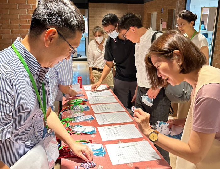 國際長周明奇老師迎接大家。