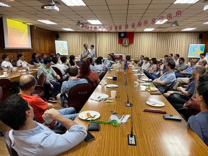哲學所越建東老師(站立持麥克風者)。